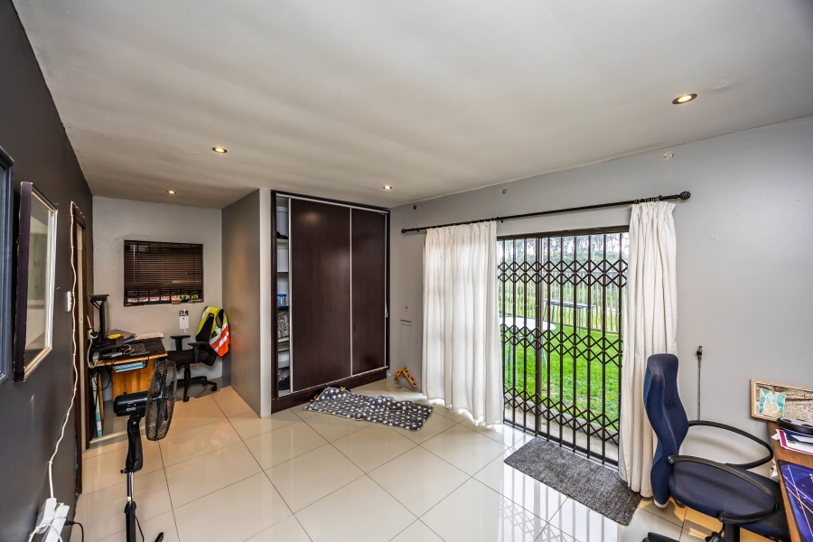 To Let 5 Bedroom Property for Rent in Cove Rock Eastern Cape